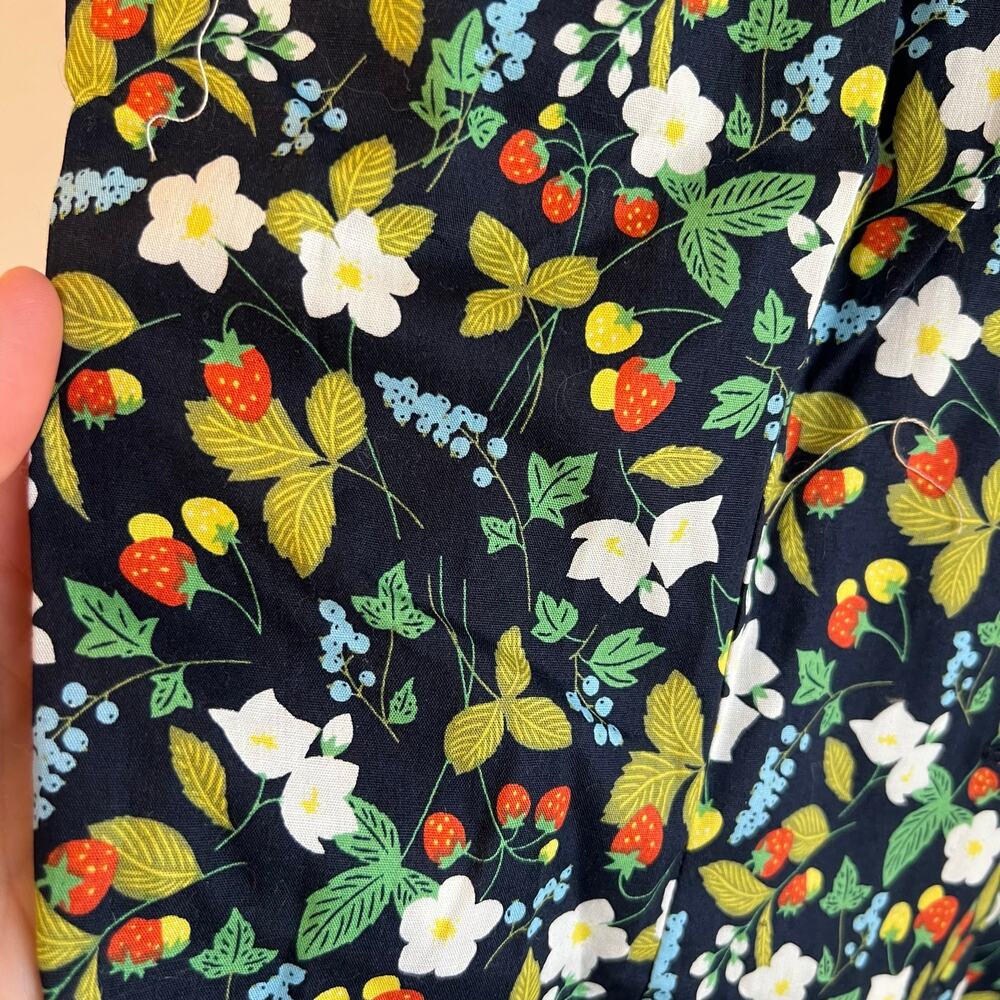 Unique Vintage Strawberry Cotton Print Sleeveless Button Down Blouse Size M - Picture 7 of 12